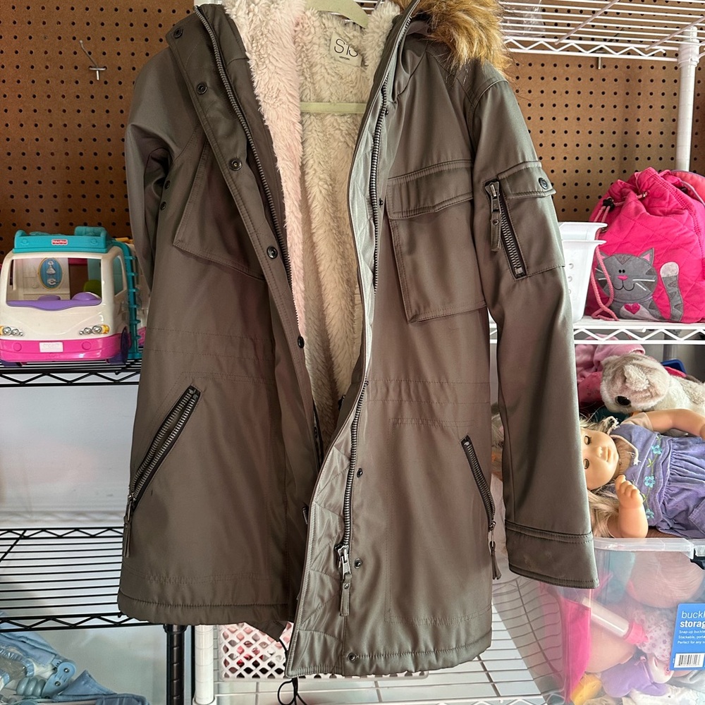 Green Trench Coat with Insulated Hood and Water-Resistant Fabric